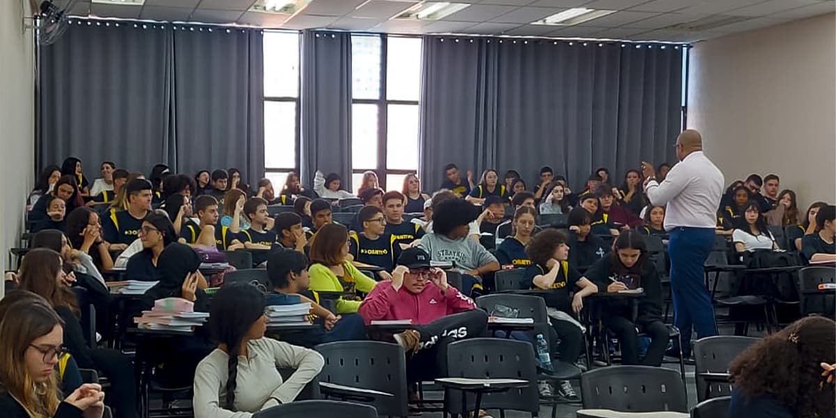 Educar também é cuidar: palestra sobre bullying e injúria racial promove reflexão e consciência