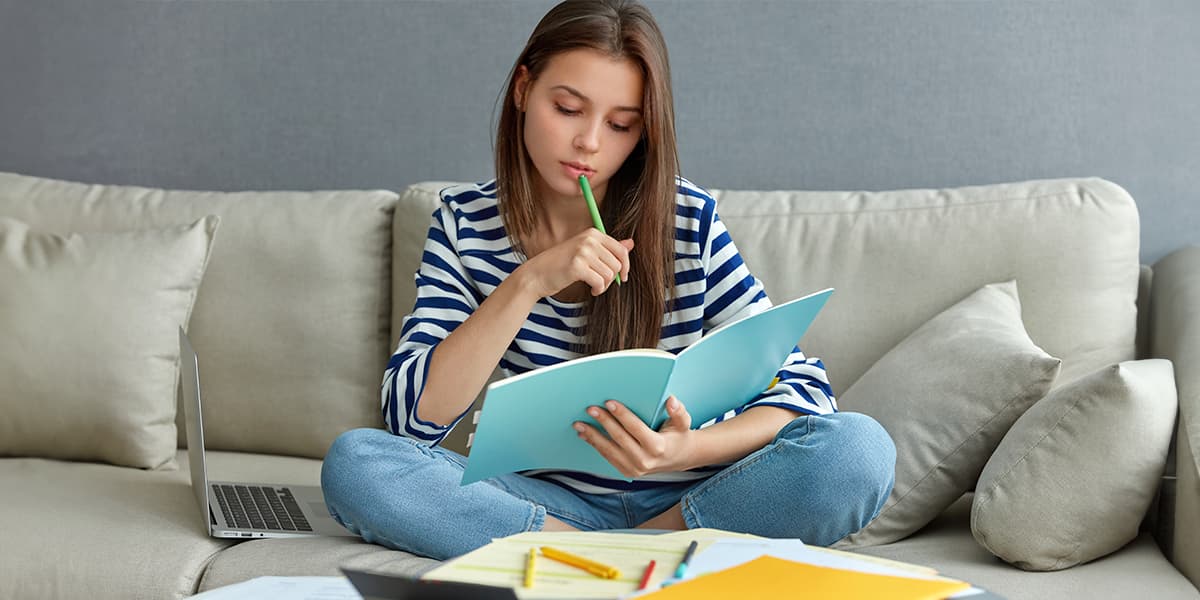 Como acompanhar e ajustar suas metas de estudo ao longo do ano